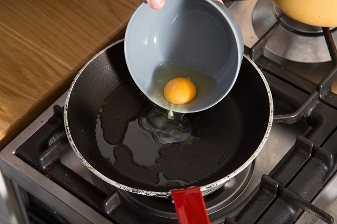 יוצקים את הביצה למחבת חמה. צילום: שרית גופן
